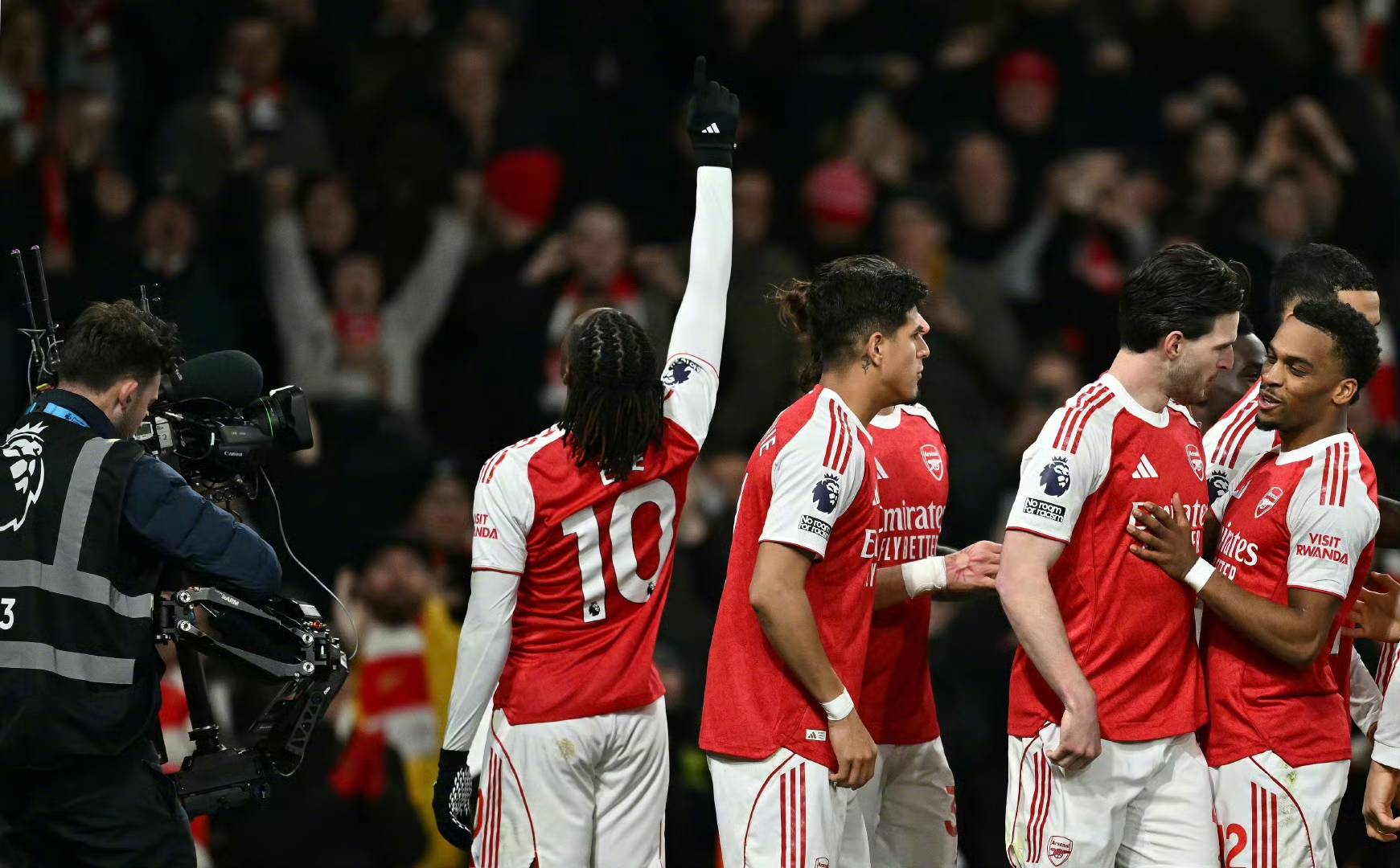 阿森纳队靠着关键一球力压对手取胜