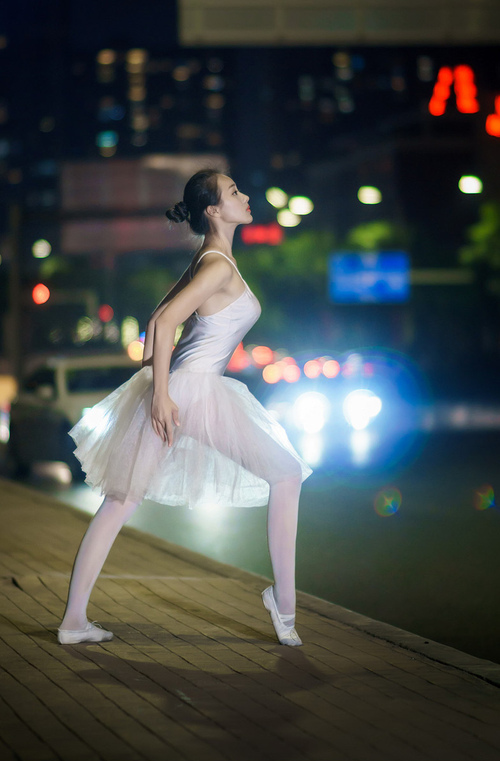 芬兰对阵AC米兰,阿圭罗的高光表现点燃绿茵场